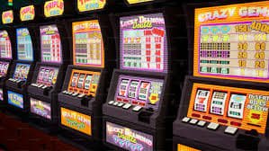 Poker နှင့် Blackjack ကတ်ဂိမ်း ကစားနေသော ပုံ